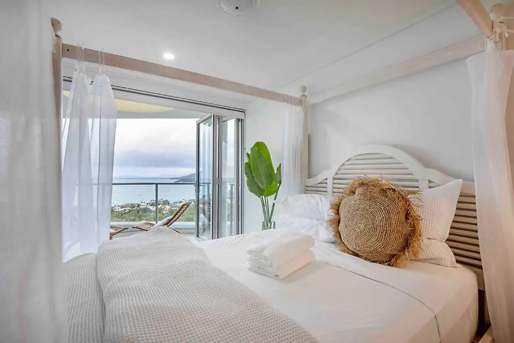 The Top Floor Luxury Accomodation For 2 Spa Bath Airlie Beach Australia
