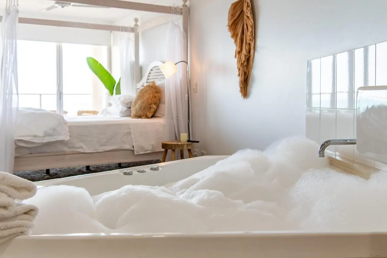 The Top Floor Luxury Accomodation For 2 Spa Bath Airlie Beach 0*,